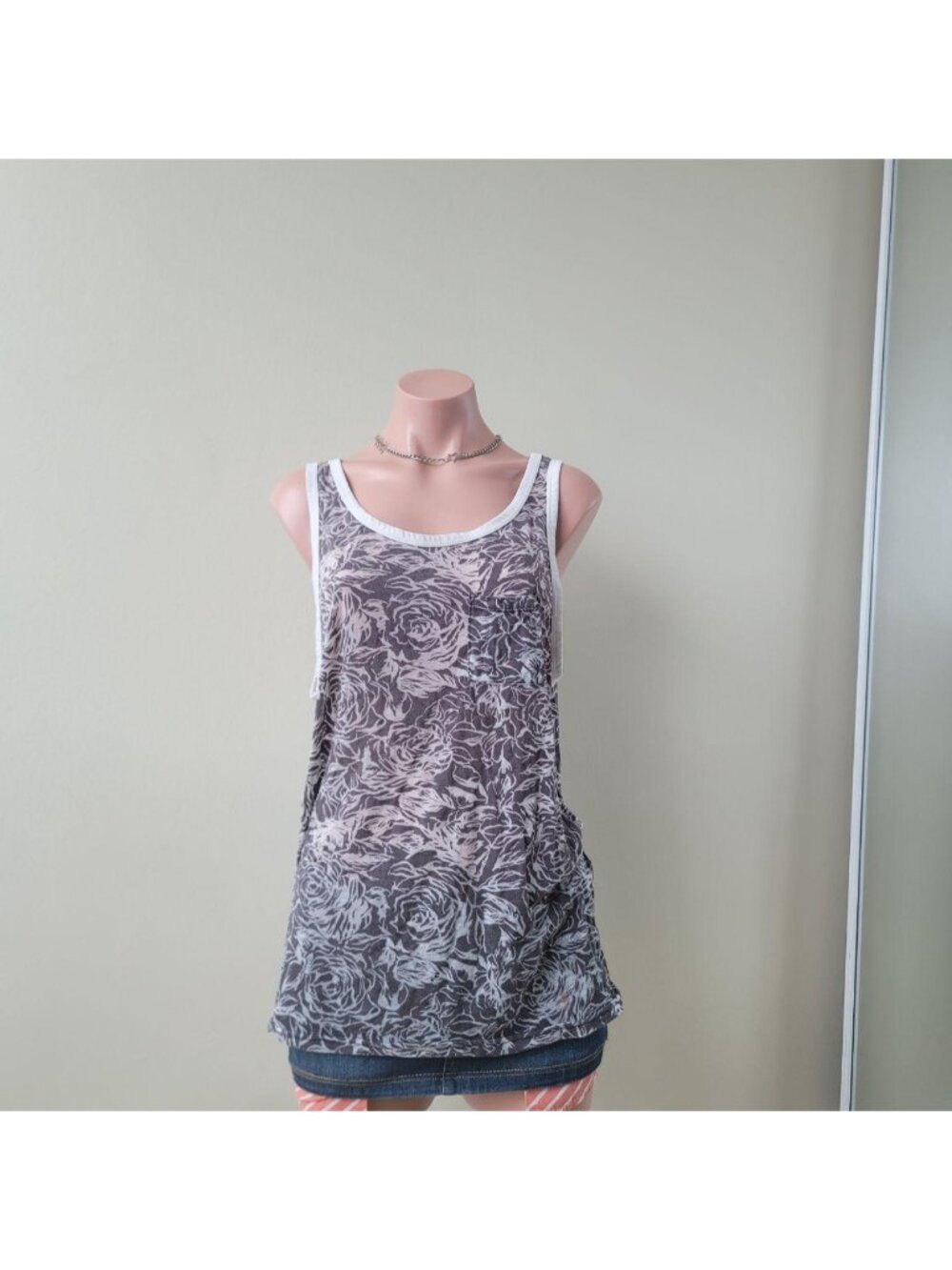 Fabboz Rose Graphic Brown Pocket Front Tank Top (One Size)